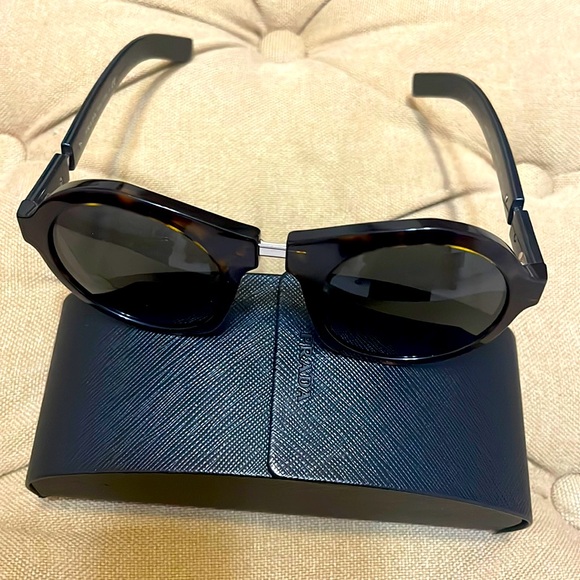 Prada - Picture 3 of 9